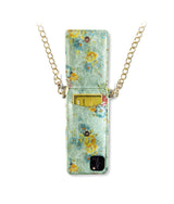 exklusive iphone 13 Pro leder tasche mit Blumendruck mit Katenfach und Goldkette von vorne von Mia Min Milano