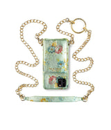 exklusive iphone 13 Pro leder tasche mit Blumendruck mit Gold Kette von vorne von Mia Min Milano