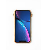 exklusive iphone 13 Pro leder tasche in Gold mit Gold Kette und Magic Ring von Mia Min Milano